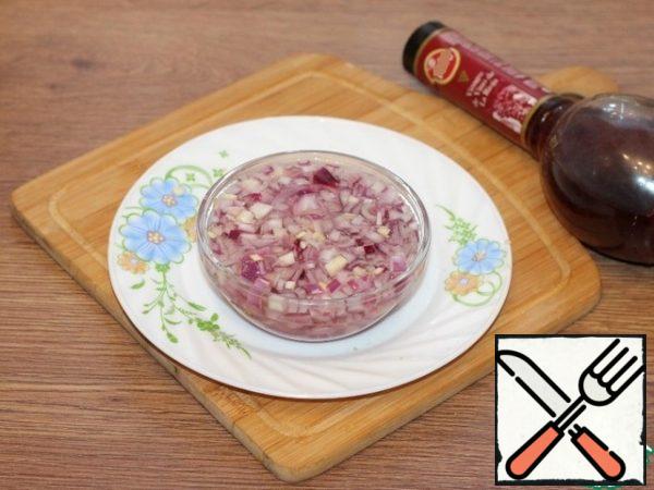 Marinate the onion. Peel the onion and cut into small cubes. Pour boiling water over the onion. Add wine vinegar and a pinch of sugar. Cover the bowl with a lid and set aside. After cooling, drain the water, cool the onion.
