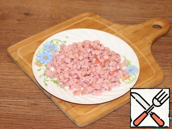 Boiled sausage, I pre-cut into slices and drop into boiling water. Stir, quickly remove and cool. This is optional. Sausage cut into cubes.