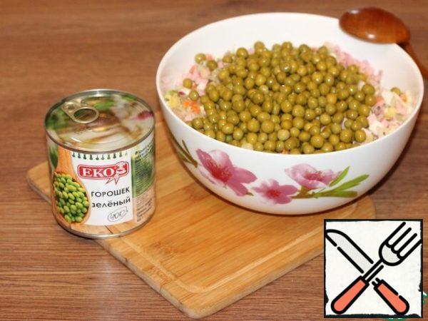 
Put the prepared products in a large bowl, and add finely chopped green onions and canned peas.