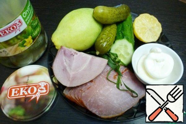 Prepare the necessary products. Fresh and pickled cucumbers should be about the same. I took half a fresh long-stemmed cucumber and three small pickled ones.
From meat products, you can add a good Servelat.
