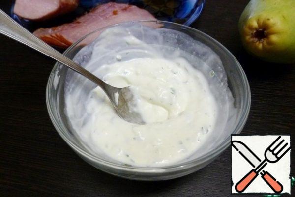Prepare a salad dressing with mayonnaise, lemon juice and crushed tarragon leaves. Stir and leave to infuse.