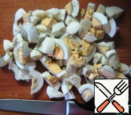 Hard-boiled eggs, peel, cut into large pieces.