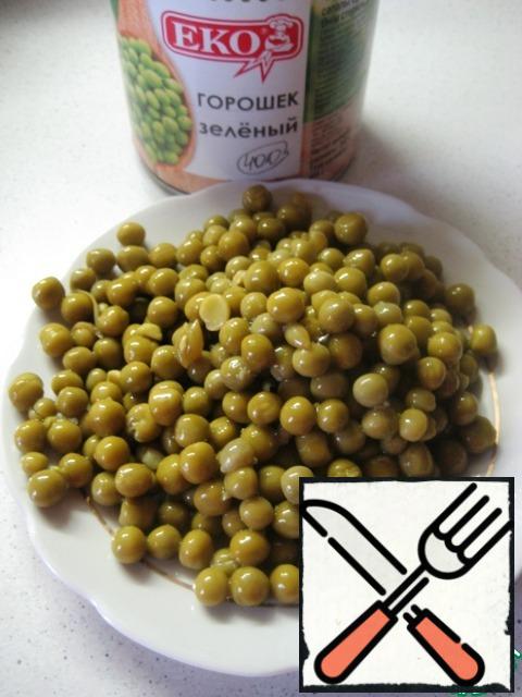 Prepare the green peas (drain the liquid from the jar).