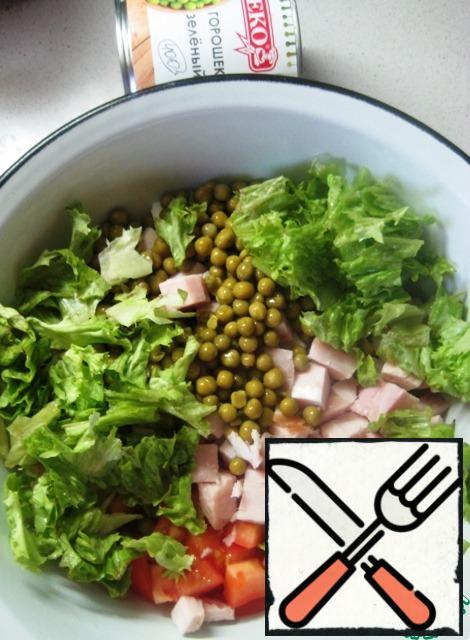 Combine in a convenient dish for mixing salad pieces of eggs, tomatoes, smoked chicken breast. Add the green peas. We tear the lettuce leaves with our hands into small pieces and send them to the rest of the ingredients. Season with black pepper.