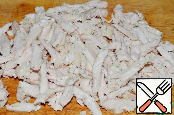 Chicken fillet is prepared in any convenient way, it can be baked, boiled. I prefer the latter. Cut into strips.