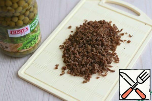 Beef liver (150 gr.) boil in salted water, then grate on a grater with a medium cross-section.
