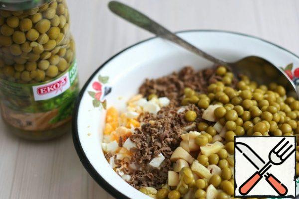 Put all the salad ingredients in a bowl, then add canned peas (3 tablespoons), salt the salad to taste, season with mayonnaise.