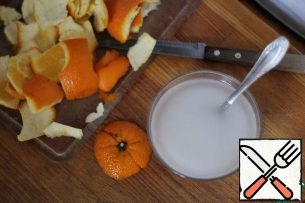 Combine the orange puree with water, sugar and citric acid, and bring to a boil.
Dissolve the starch in half a glass of cold water.
