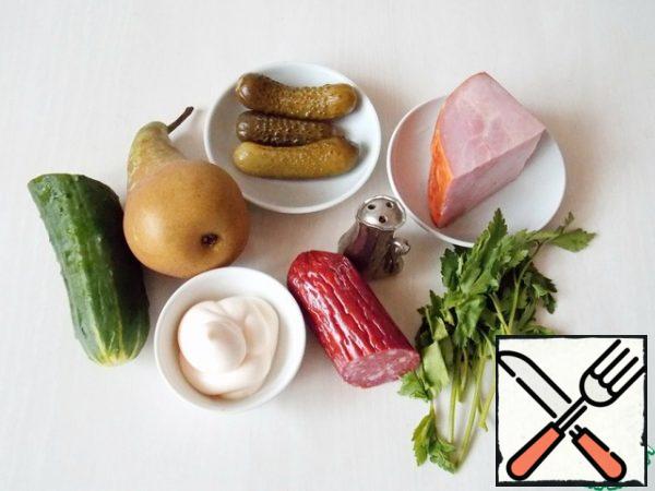 Prepare all the necessary ingredients. Wash and dry the vegetables and pears.
