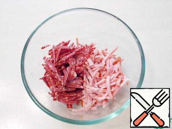 Cut the ham and sausage into strips. Put everything in a bowl.

