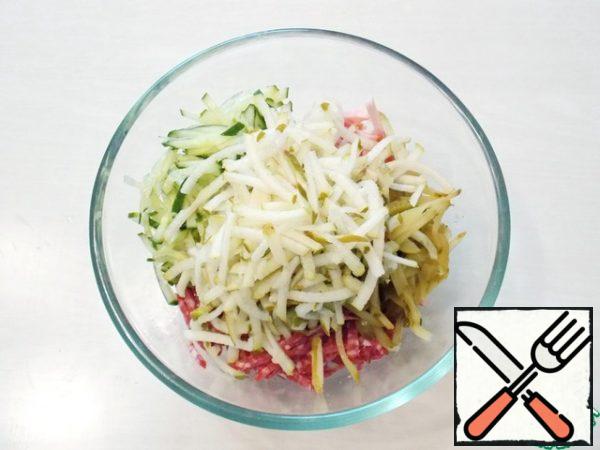 Add our pear to the salad bowl.
