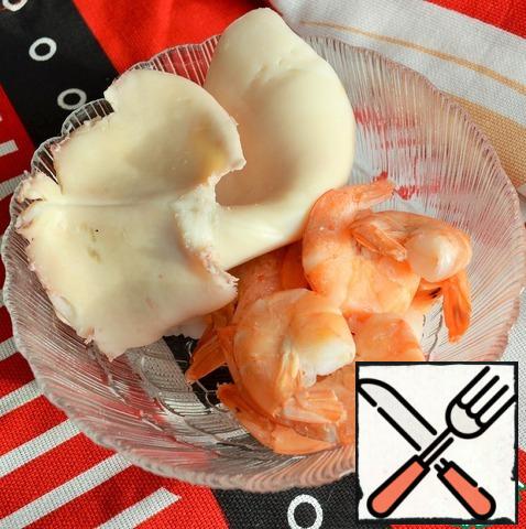 Cook shrimp and squid,
the weight of the peeled seafood is specified.