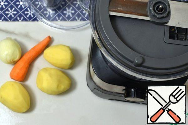 Wash and peel the vegetables. Install the dicing nozzle. Cut the potatoes into slices, put them in a form suitable for a microwave oven, and fill with cold water. Drain and fill with fresh water.
