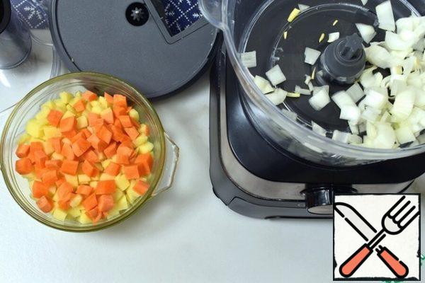 Also, cut the carrots and onions into cubes using a food processor. Add the carrots to the potatoes and cook in the microwave for 5 minutes under the lid. Don't forget to leave a gap for steam to escape.
