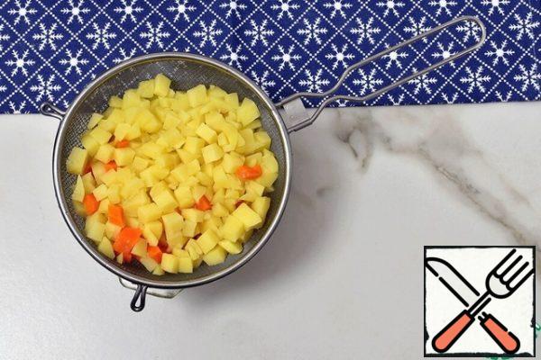 Put the finished vegetables on a sieve and pour cold water so that they stop cooking. Dry.
