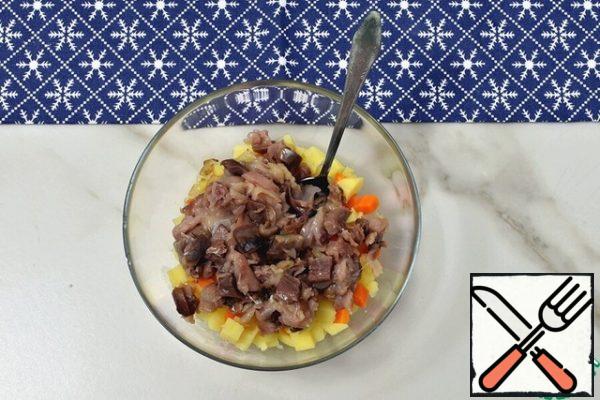 Put the cooled vegetables and onions in a bowl and add the smoked mackerel, disassembled into pieces.
