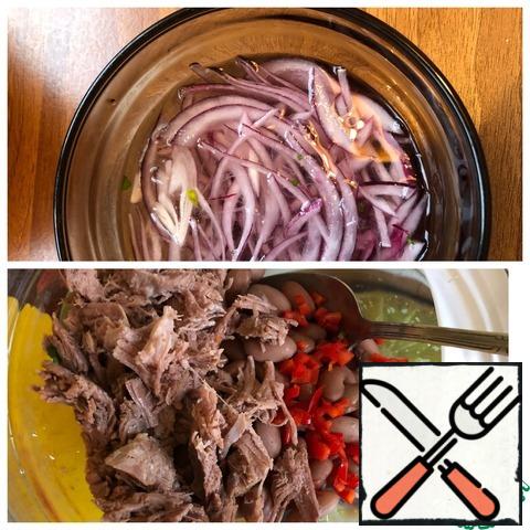 Cut the red onion into half rings and marinate for 20 minutes. For the marinade: add sugar and vinegar to the water and mix. Meanwhile, the boiled beef is disassembled into fibers, and you can cut it into cubes. Do not peel the capsicum from the seeds, cut it as small as possible.