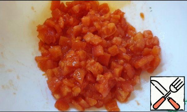 On tomatoes, make two cuts on the cross, pour boiling water, throw in cold water. Peel. Cut into quarters, remove all the juice and seeds. Cut into small cubes.