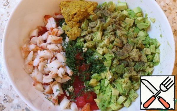 The remaining shrimps are completely cleaned from the shells and esophagus. Cut into large pieces.
Avocado, carefully cut in half, remove the bone. Carefully remove the pulp with a spoon, without breaking the integrity of the peel. Cut the flesh into small cubes.
Mix tomatoes, avocado, shrimp, mustard, cream, finely chopped dill and garlic.