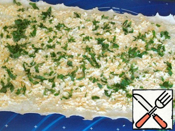 Grate the hard cheese and boiled eggs and mix. Brush the second pita bread with the remaining cheese, sprinkle with a mixture of cheese and eggs and chopped parsley, not reaching the edge of 15 cm.
