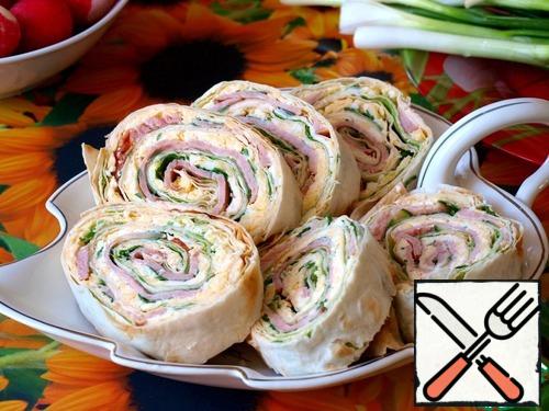 Wrap the roll with cling film and place in the refrigerator for impregnation for 2-3 hours. After a while, the roll can be served to the table, cutting it into 1.5-2 cm pieces with a sharp knife.