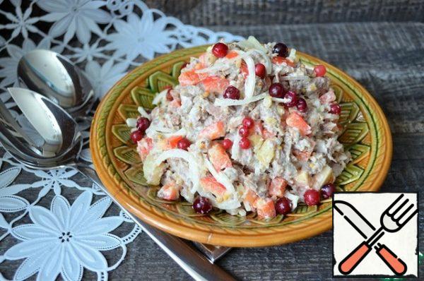 Fill the salad, because all the products are ready, I do not salt the salad.
When serving, garnish with cranberries and cranberries.