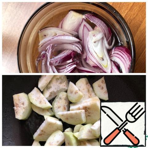 Cut the onion into half rings and marinate for 20 minutes in cold water (100 ml) with Apple cider vinegar and sugar. Meanwhile, peel the eggplant and cut it into half slices. Fry in vegetable oil until tender. Put the eggplant on paper towels to remove excess oil.