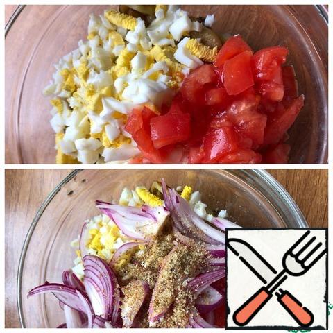 In a salad bowl, put the diced tomato, as well as the eggs. Squeeze the onion and add to the salad along with the cooled eggplant. Add salt, ground pepper and if necessary olive oil. Mix the salad.