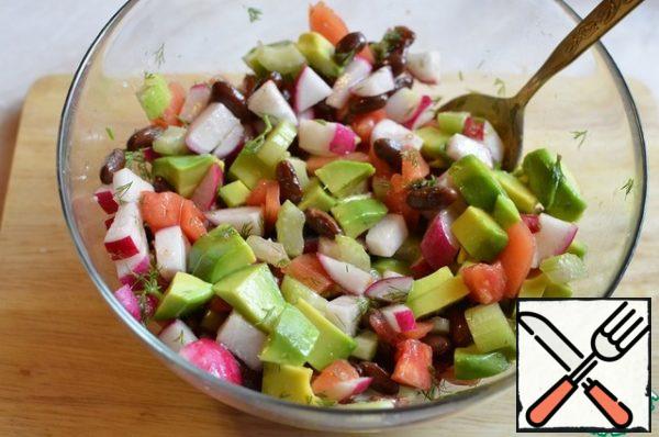 Mix everything in a salad bowl, season with olive oil and lemon juice.