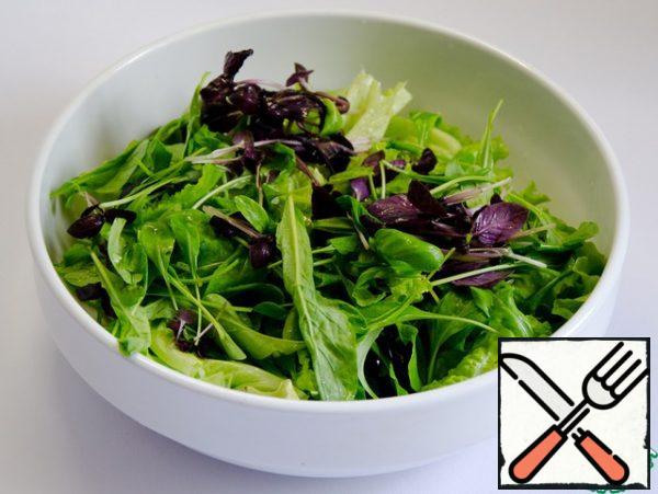 Wash the greens and dry them. We tear the salad into large pieces, tear off the stems from the Basil and arugula.