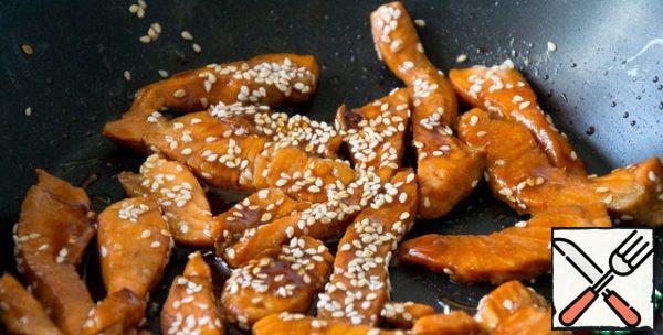 At the end of frying, sprinkle with sesame seeds.