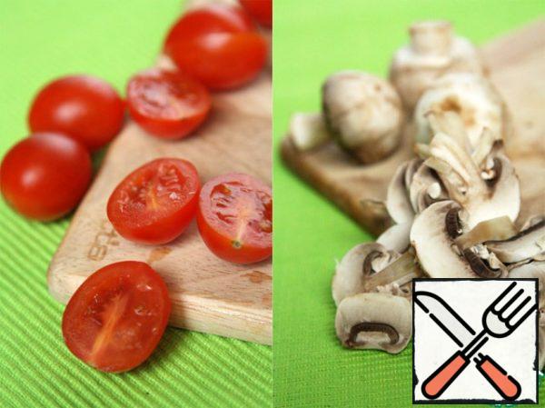 Wash tomatoes and mushrooms, cut tomatoes into 2 parts, and cut mushrooms into plates.