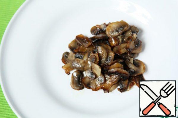 Fry the mushrooms in olive oil for about 5 minutes - until Golden brown and place in the center of the plate on which you will serve the salad.
