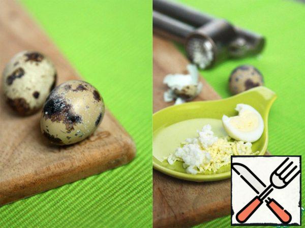 Pre-boil quail eggs and pass them through a chesnokodavku (or grate on a small grater).