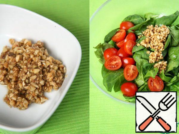 Put the nuts in a blender, pour a little olive oil and balsamic vinegar and punch for 10 - 20 seconds, it is best to pulse (press/release) at a low speed - the nuts should not be very finely crushed. In a separate bowl, add the spinach leaves, tomatoes and nut mass.