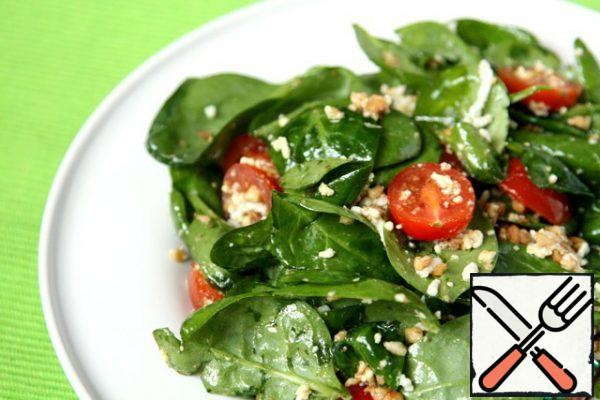 To spinach, tomatoes and nuts, add eggs, salt, a little more olive oil, mix and put the salad on the mushrooms.