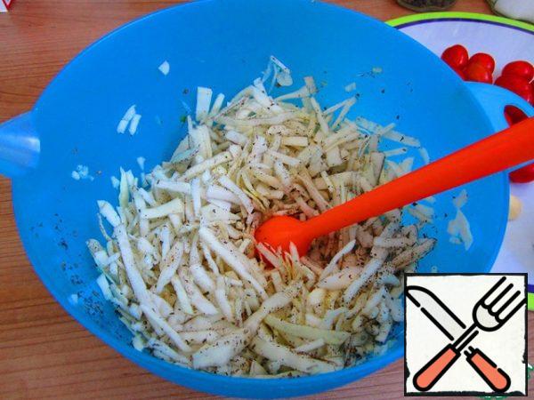 If the cabbage is tough, you can add salt, basil, ground black pepper to it and mash it so that it becomes softer, and spices give it their flavor.
I shredded the cabbage with a mini-pusher.
If the cabbage is soft, then skip this point.