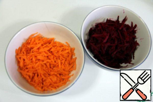 Grate the carrots and garlic on a coarse grater.