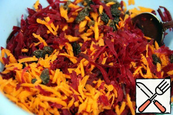 Then lightly dry the beets with a paper towel and add to the carrots.
Add the raisins and stir.