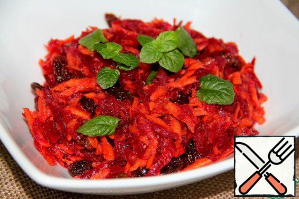 Pour this sauce over the salad and mix well so that both beets and carrots are covered with dressing.
Then leave at room temperature for about 1 hour so that the salad is well soaked. When serving, sprinkle mint leaves on top.