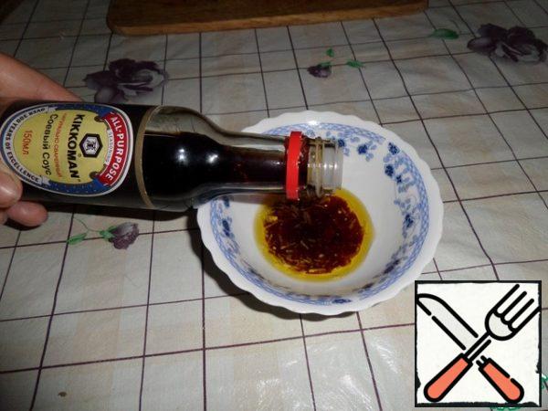 Put the crushed garlic in a cup, add the flaxseed oil and soy sauce. Mix it. Refueling is ready.