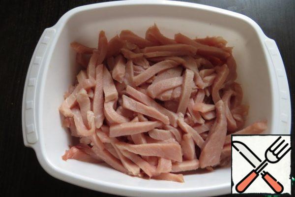 First of all, you need to pay very careful attention to the choice of meat, because it will not be subjected to heat treatment, but only pickled. I prefer polendina (lean tenderloin or pork chops) for this salad. Cut off all the film, fat (if any) and put it in the freezer for a while. Lightly frozen meat cut into thin slices and leave in a bowl to thaw.