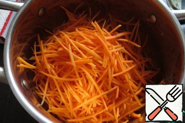 When 1.5 hours have passed since the meat was put to marinate, peel the carrots and grate them on a grater for carrots in Korean, or cut them into small strips. Add the remaining half of the sugar, salt, and vinegar essence to the carrots, mix well, and leave to let the juice flow.