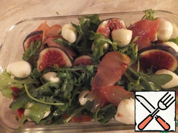Put arugula, balik, mozzarella, chopped figs on a common dish or in portions on plates. Drizzle with olive oil. Add salt if necessary. That's it, our salad is ready!