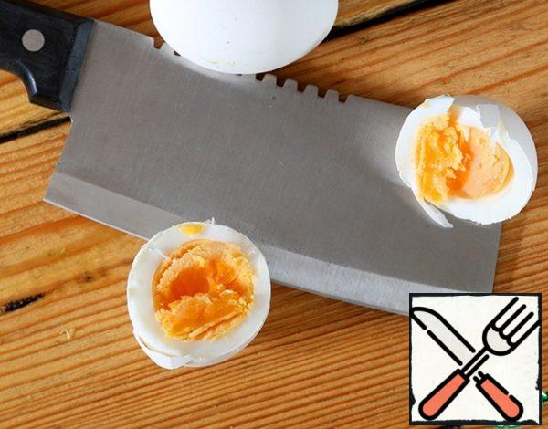In parallel, boil the eggs on the stove for 10 minutes, drop them in cold water to cool, and cut them finely.