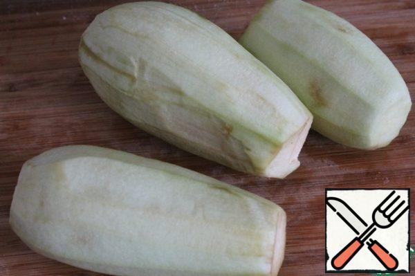 Wash the eggplants and peel them.