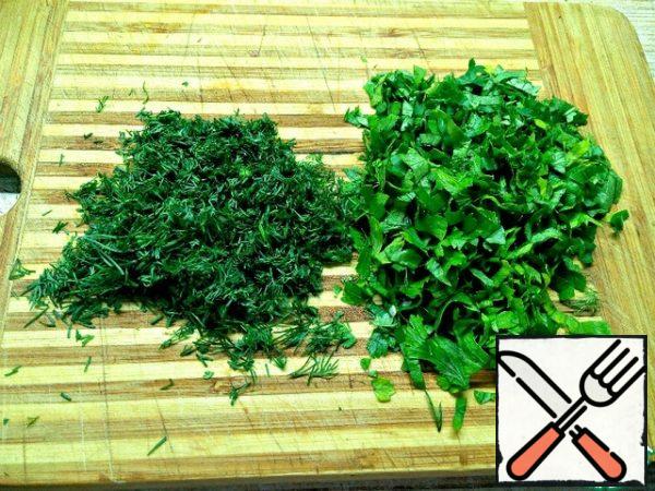 Rinse the greens thoroughly, shake off the water and finely chop.