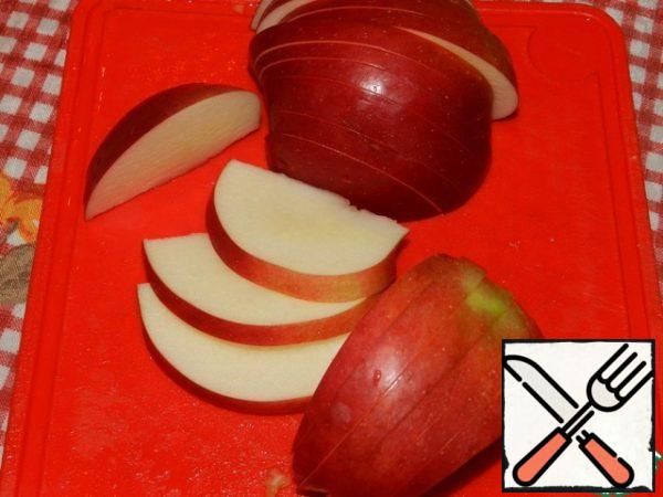 Remove the core of the Apple and cut it into slices.