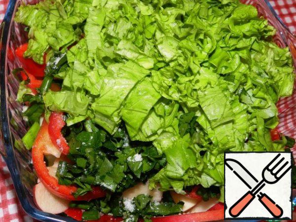 Chop the green onions, parsley, and lettuce into a salad bowl and add salt.
