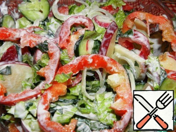 Fill the salad with sour cream and mix.